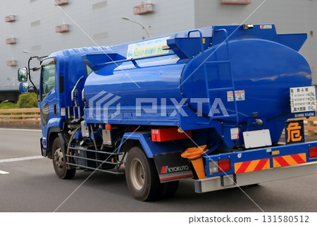 Vacuum car (sucking car) image 131580512