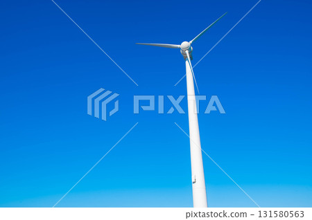 藍天和風力發電器 藍天和風力發電器 131580563