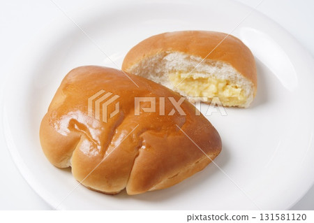 Cream buns and sweet buns 131581120