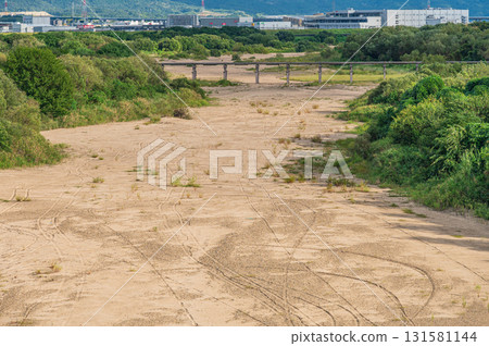 Kizugawa River scenery: Kamizuya Bridge (flowing bridge) - View from Kyoto Minami Road, Yawata City, Kyoto Prefecture 131581144