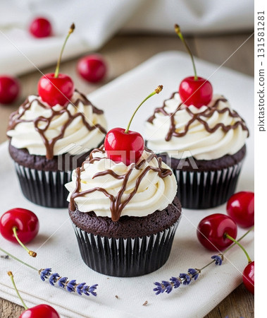 三個巧克力紙杯蛋糕，上面放著櫻桃 131581281
