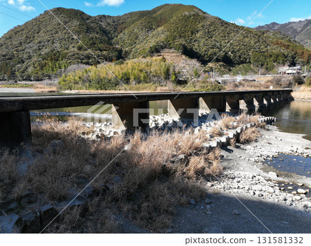 Kataoka Submerged Bridge seen from above in Ochi Town, Kochi Prefecture 131581332