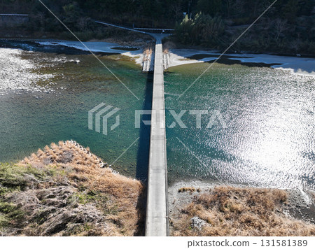 Kataoka Submerged Bridge seen from above in Ochi Town, Kochi Prefecture 131581389