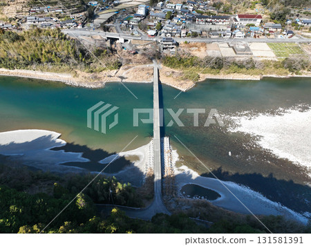 Kataoka Submerged Bridge seen from above in Ochi Town, Kochi Prefecture 131581391