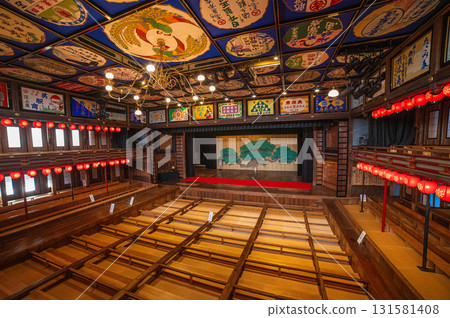 山鹿歷史悠久的劇場八千代座的內部 131581408