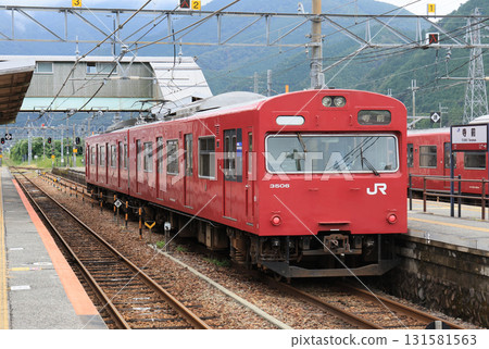 停靠但線寺前站的103系列車 停靠但線寺前站的103系列車 131581563