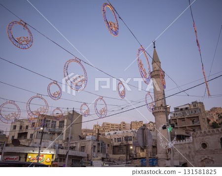 [約旦] 黃昏時分，安曼市中心一座清真寺前懸掛的齋戒月裝飾品 131581825
