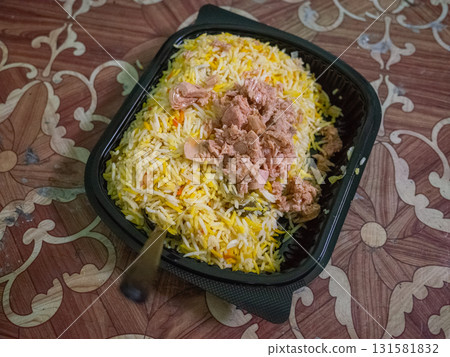 [約旦] 首都安曼，朋友家的餐桌上擺滿了外帶印度香飯 131581832