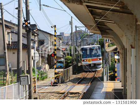 抵達北陸鐵道淺野川線上諸江站的列車 131581900