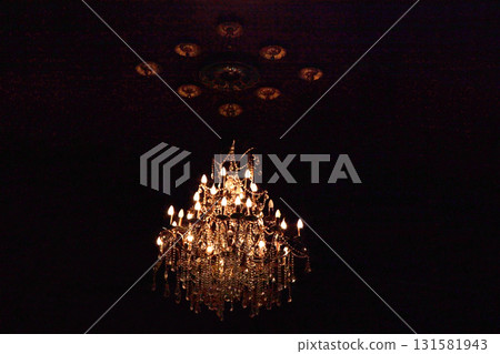 Ceiling lights that create a soothing space 131581943