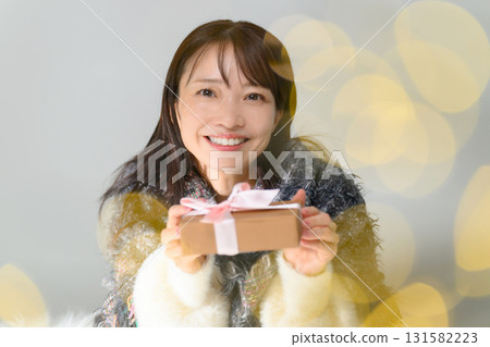 女士閃亮冬季禮物 131582223