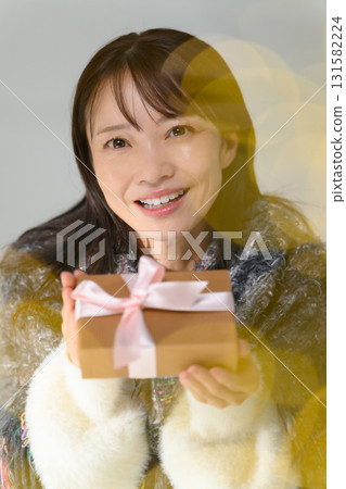 女士閃亮冬季禮物 131582224