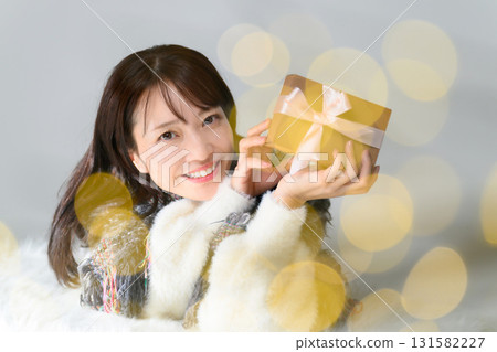 女士閃亮冬季禮物 131582227