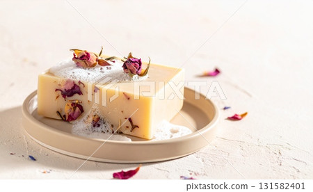 左下角，一塊肥皂放在陶瓷托盤上，肥皂上冒出密密麻麻的泡沫，細小的花瓣和葉子在燈光下飄浮。 131582401