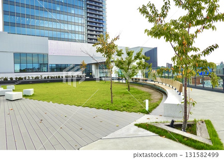 Station Hill Hirakata observation terrace, Hirakata Delta 6F, Hirakata City, Osaka Prefecture, with a view of the lawn of the sky garden 131582499