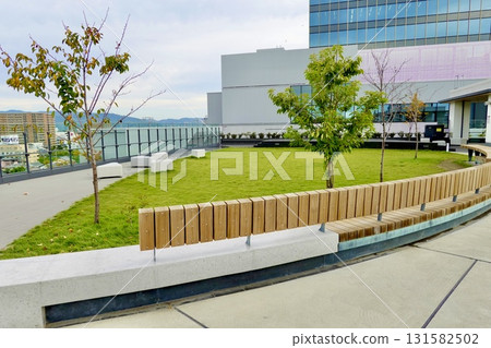 Station Hill Hirakata observation terrace, Hirakata Delta 6F, Hirakata City, Osaka Prefecture, with a view of the lawn of the sky garden 131582502