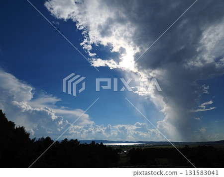 夏日午後,巨大的積雨雲遮住了太陽,透過雲層的陽光照射在豬苗代湖的水面上,波光粼粼,景象動感十足。 夏日午後,巨大的積雨雲遮住了太陽,透過雲層的陽光照射在豬苗代湖的水面上,波光粼粼,景象動感十足。 131583041