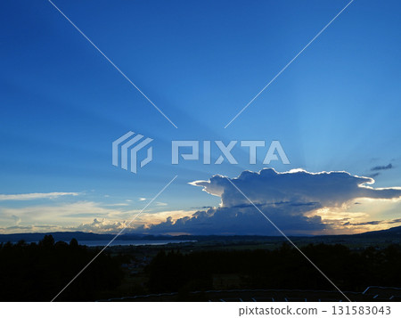 盛夏的傍晚，巨大的積雨雲遮住了太陽，將光芒灑向蔚藍的天空，動態又美麗。 131583043