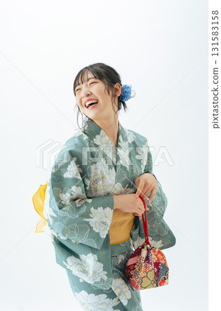 穿著浴衣的微笑少女 穿著浴衣的微笑少女 131583158