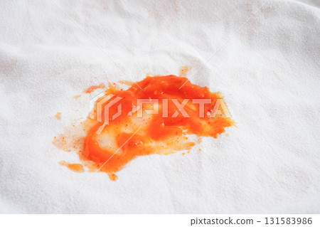 Dirty spicy sauce stain on cloth to wash with washing powder, cleaning housework. 131583986
