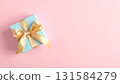 夜晚的聖誕節宣傳海報材料，帶有溫暖的燈光和禮物的反射 131584279