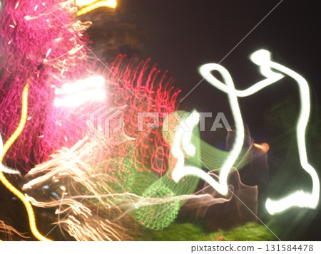 煙火與觀眾一起表演 131584478