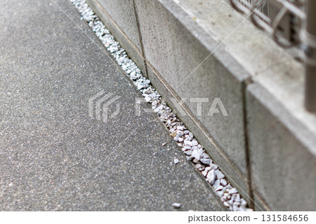 Fill the gap between the concrete and the block wall with gravel 131584656