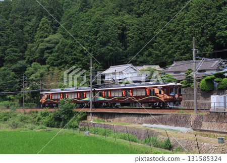 鼻電鐵5100系列列車駛入妙見口站 131585324