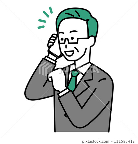一位穿著西裝的中年男子很高興用智慧型手機聊天 一位穿著西裝的中年男子很高興用智慧型手機聊天 131585412
