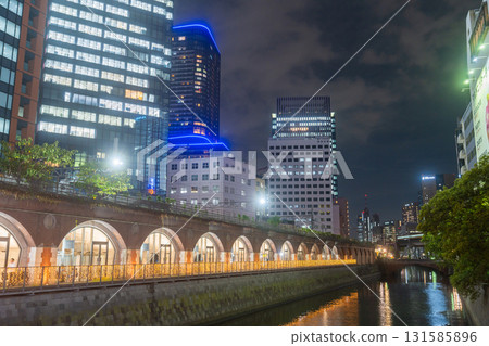 《東京》萬世橋和寫字樓的夜景 131585896