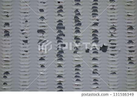 配電盤表面的油漆剝落特別有趣。 131586349