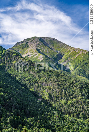 從聖台仰望聖山(前聖山)。攀登南阿爾卑斯山的聖山。 從聖台仰望聖山(前聖山)。攀登南阿爾卑斯山的聖山。 131586669