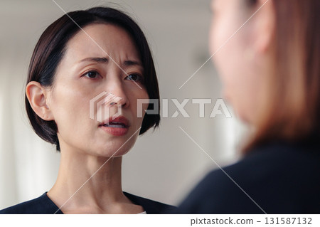 Women with conflicting opinions 131587132