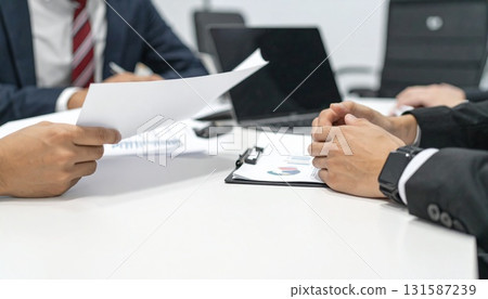 年輕的商人正在開會 年輕的商人正在開會 131587239