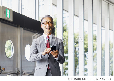 操作智能手機的商人 操作智能手機的商人 131587405
