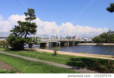 從西宮市武庫川堤岸眺望阪神武庫川站 131587574