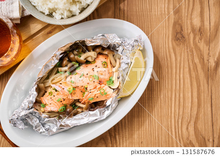 Baked salmon in foil | Home-cooked meal using enoki mushrooms and shimeji mushrooms 131587676