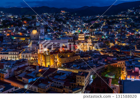 瓜納華托城市景觀與大教堂的夜晚 瓜納華托城市景觀與大教堂的夜晚 131588020