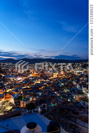 墨西哥瓜納華託的夜景,垂直構圖 墨西哥瓜納華託的夜景,垂直構圖 131588025