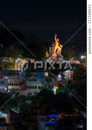 墨西哥瓜納華托皮皮拉山夜景 墨西哥瓜納華托皮皮拉山夜景 131588031