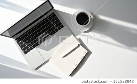 白色書桌上放著筆記型電腦和筆記本,還有咖啡杯 白色書桌上放著筆記型電腦和筆記本,還有咖啡杯 131588048