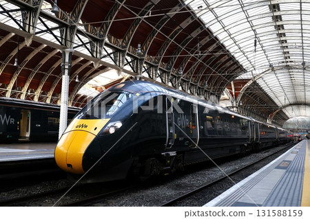 停靠倫敦帕丁頓車站的特快列車 停靠倫敦帕丁頓車站的特快列車 131588159