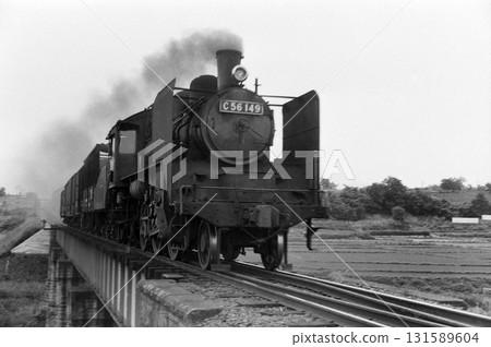 橫跨鐵橋樑的蒸汽機車 131589604