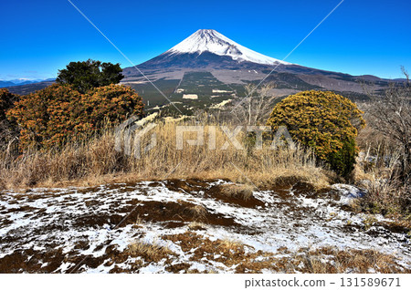 從馬野瀨展望台眺望富士山相鷹山脈的越前岳 從馬野瀨展望台眺望富士山相鷹山脈的越前岳 131589671