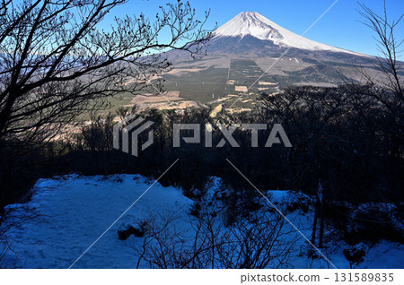 Mount Echizen in the Aitaka Mountains: Mount Fuji seen from a snow-covered flat area Mount Echizen in the Aitaka Mountains: Mount Fuji seen from a snow-covered flat area 131589835