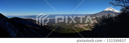 從足鷹山脈的越前山拍攝的駿河灣、隆冬的南阿爾卑斯山和白雪皚皚的富士山的全景照片。 131589837
