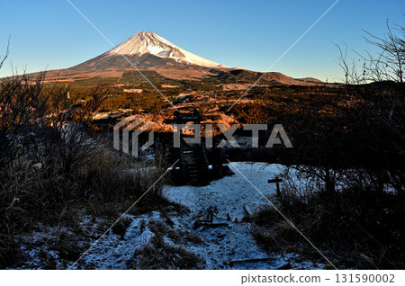 清晨的相鷹山脈的越前岳。從白雪皚皚的鳥取高原展望台眺望富士山。 131590002