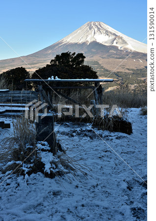 Mount Echizen in the Aitaka Mountains: Mount Fuji and the triangulation point as seen from the Snowy Horseback Observation Deck Mount Echizen in the Aitaka Mountains: Mount Fuji and the triangulation point as seen from the Snowy Horseback Observation Deck 131590014