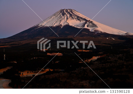 黎明時分，從十里木高原瞭望台可以看到富士山和寶永火山口，從阿席達卡山脈的越前山可以看到 131590128