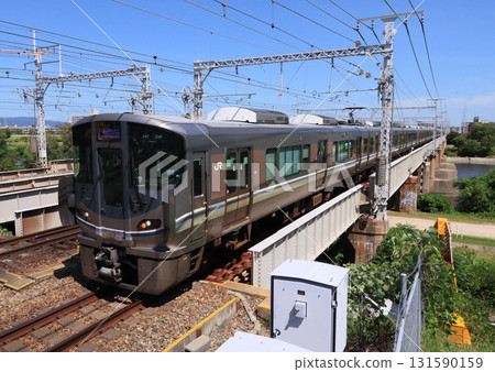 225系列特快列車穿越武庫川大橋 131590159